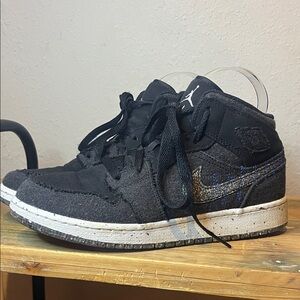 Jordan 1 Boys Mid SE Crater Valley in Black size 6.5Y